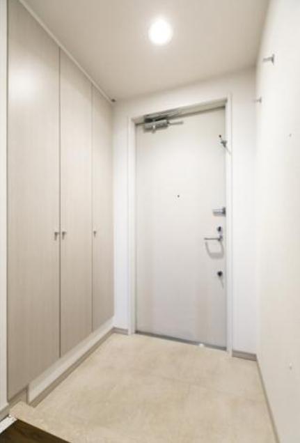 玄関　※別部屋の参考写真です。