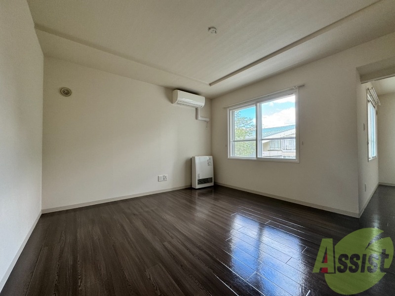 居室・リビング　木目のフローリングは落ち着きのある印象のお部屋になりますね。