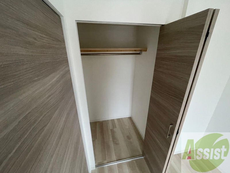 収納　こちらの収納にはハンガーをかけて服もしまえますね。