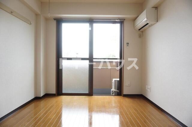 居室・リビング　２面採光の明るい洋室