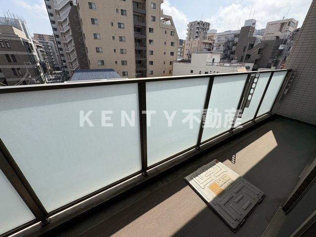 バルコニー　暖かな日差しのふりそそぐバルコニー