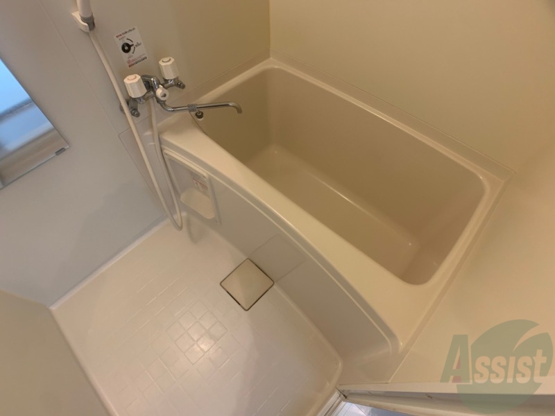 バス・シャワールーム　こちらはお風呂。一日の疲れをここで癒してください。