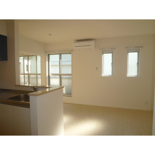 居室・リビング　窓が多く明るいお部屋