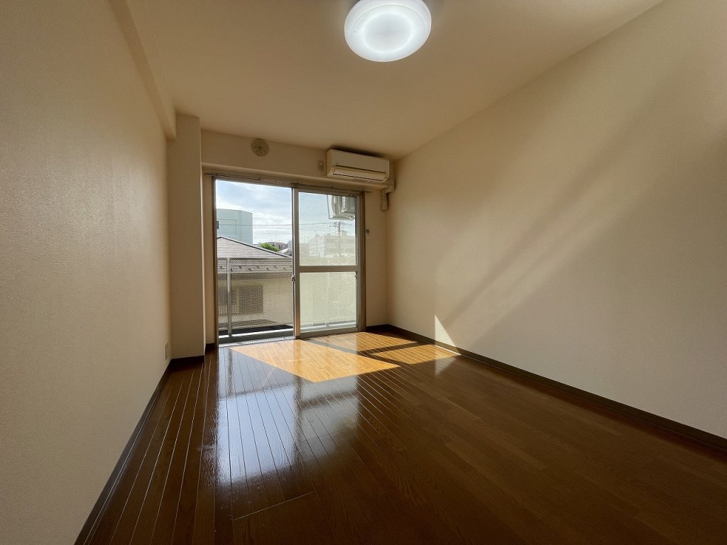 居室・リビング　南向き・前面棟無く陽当り良好です。エアコン付