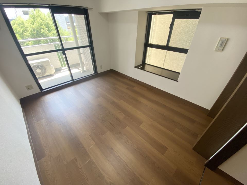 居室・リビング　出窓は角部屋の特権です☆