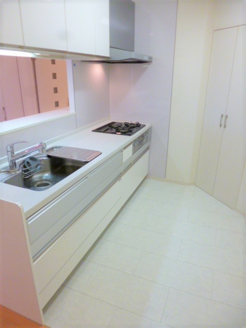 キッチン　システムキッチン（３口ガスコンログリル付