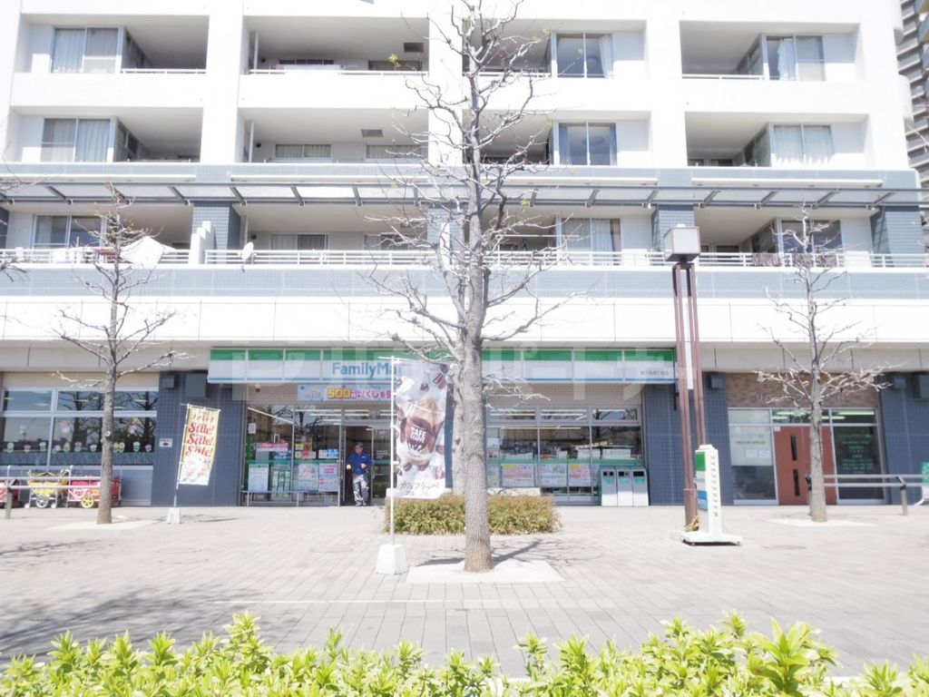 コンビニ　ファミリーマート　南千住4丁目店（コンビニ）まで300m