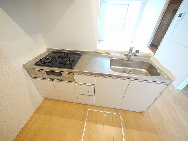 キッチン　コンパクトなキッチンで掃除もラクラク