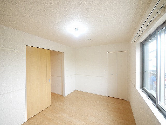 その他部屋・スペース　落ち着いた色調の寝室です