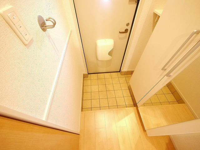 玄関　収納もある玄関です