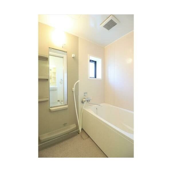 バス・シャワールーム　追い焚き機能付きの浴室です。