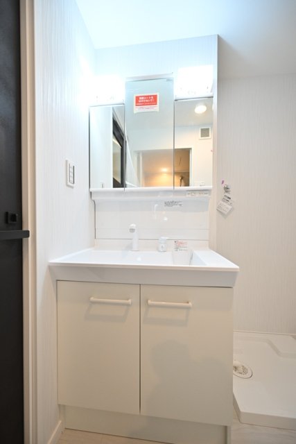 洗面設備　独立洗面台あり、毎朝おしゃれに忙しい女性の方におすすめです