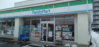 コンビニ　ファミリーマート 月寒東5条店（コンビニ）まで381m