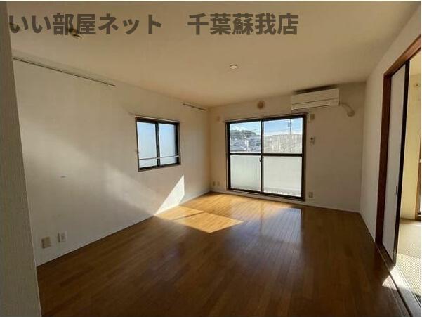 居室・リビング　こちらのリビングで趣味の時間をお楽しみください