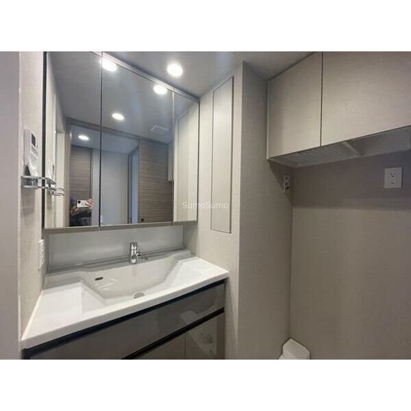 洗面設備　明るい洗面所です