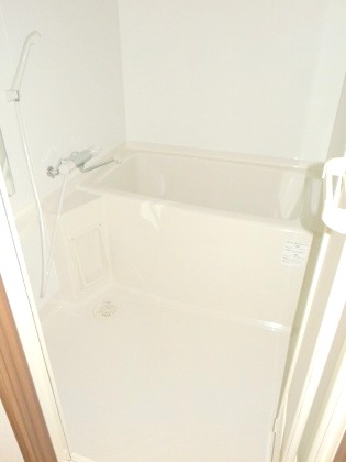 バス・シャワールーム　ゆったりとした長方形タイプの浴槽でリラックス♪