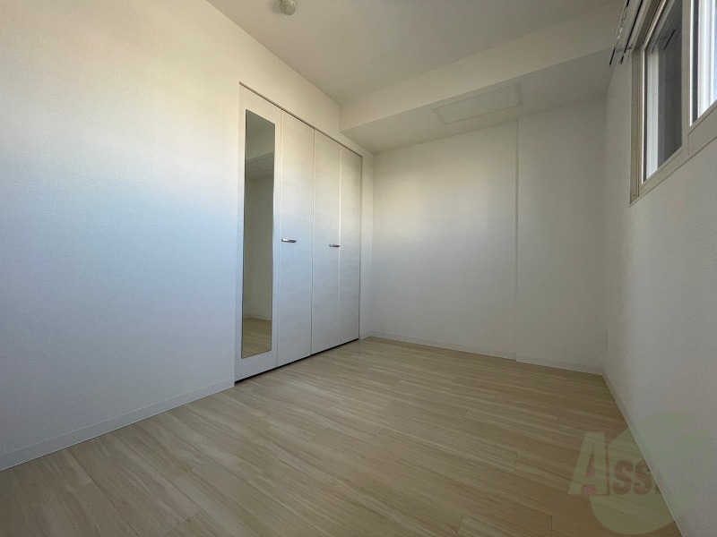 その他部屋・スペース　４．７帖の洋室です。広々として、きれいですね。