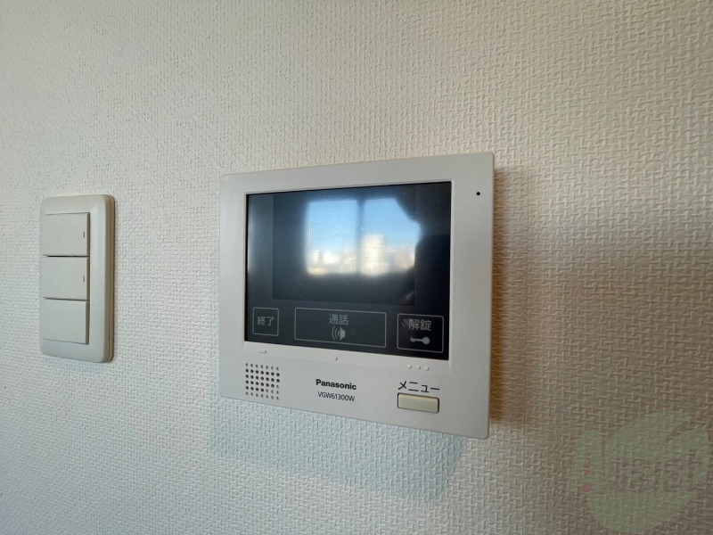バルコニー　ＴＶモニター付インターホンです。来客者の顔が見えるので安心！
