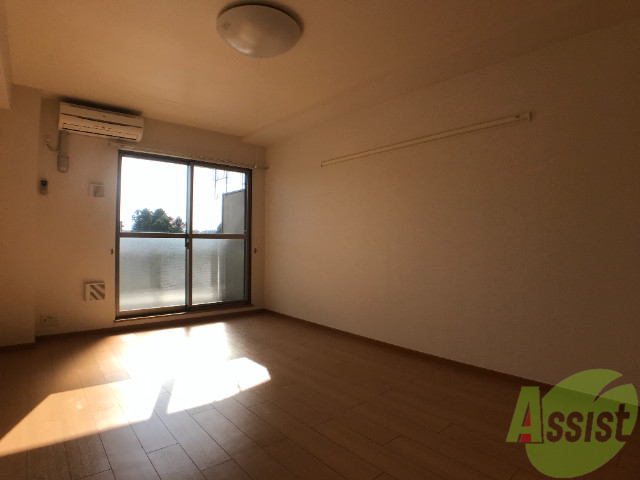 居室・リビング　リビングは９．１帖と広々としています。窓も大きめですよ。