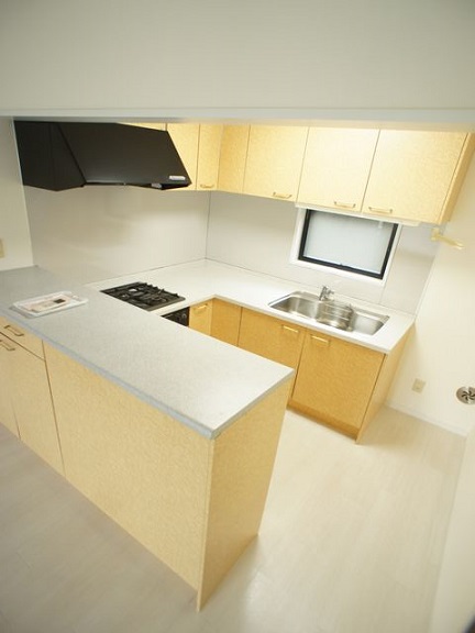 キッチン　システムキッチン3口コンロ付きです♪