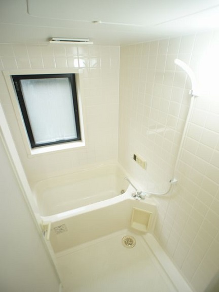 バス・シャワールーム　追い焚き機能付きです♪