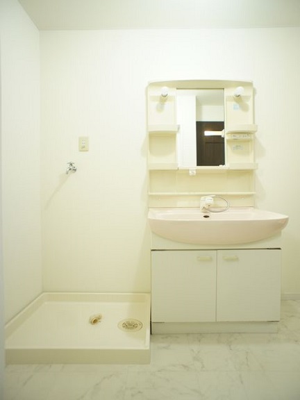 洗面設備　洗髪洗面化粧台と洗濯機置き場があります♪