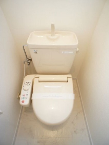 トイレ　温水洗浄暖房便座機能付きです♪