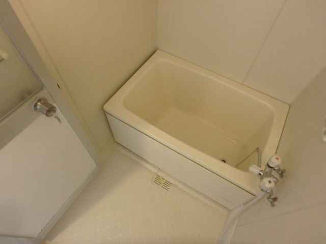 バス・シャワールーム　異なる号室の室内写真です