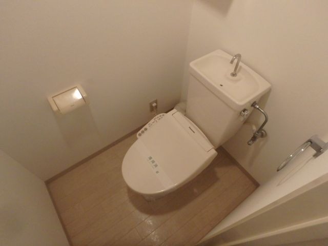 トイレ　異なる号室の室内写真です