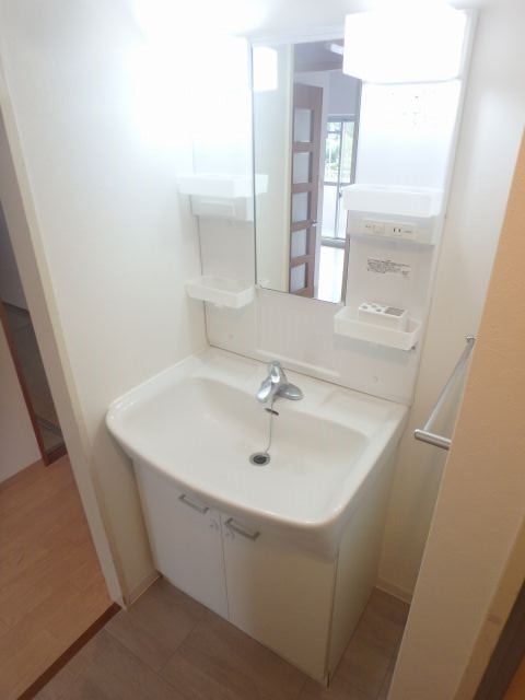 洗面設備　異なる号室の室内写真です