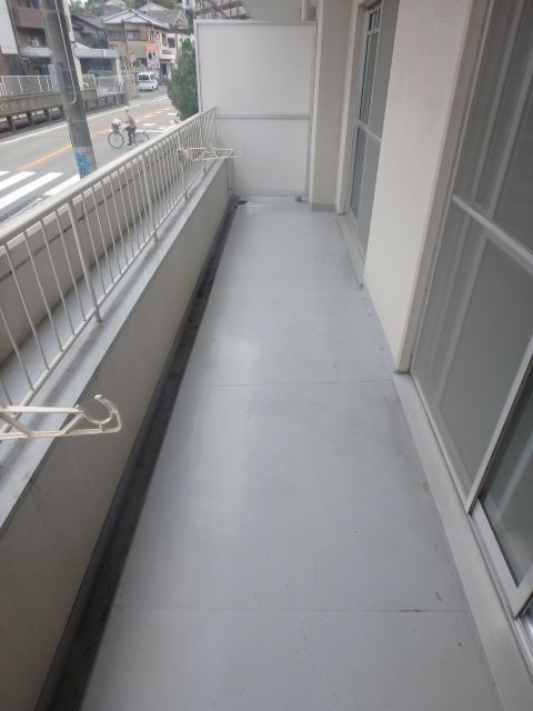 バルコニー　異なる号室の室内写真です