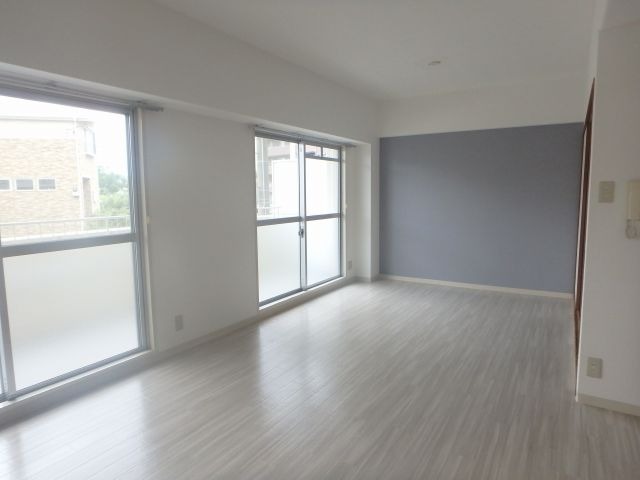 居室・リビング　異なる号室の室内写真です