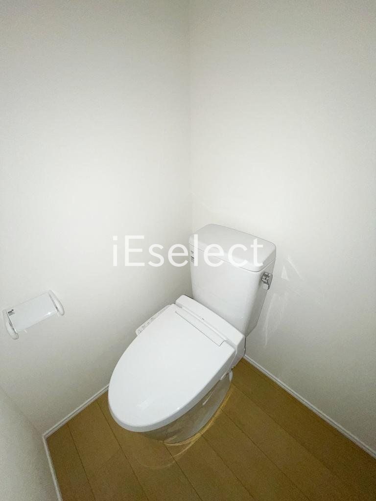 トイレ　温水洗浄便座付きのトイレです?