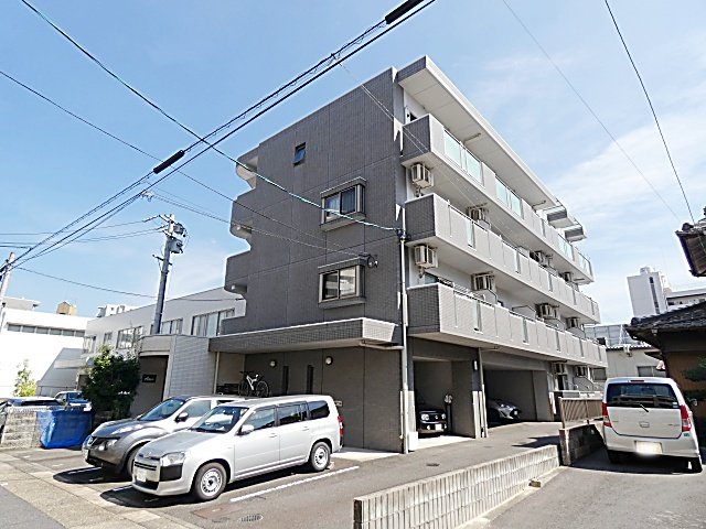 建物外観　タイル貼りの綺麗な外観です！