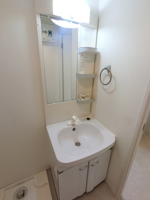 洗面設備　（参考）同一建物内の他の部屋の写真となります。