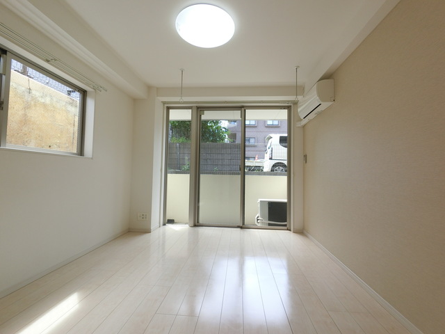 居室・リビング　（参考）同一建物内の他の部屋の写真となります。
