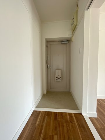 玄関　写真は反転のお部屋のものです