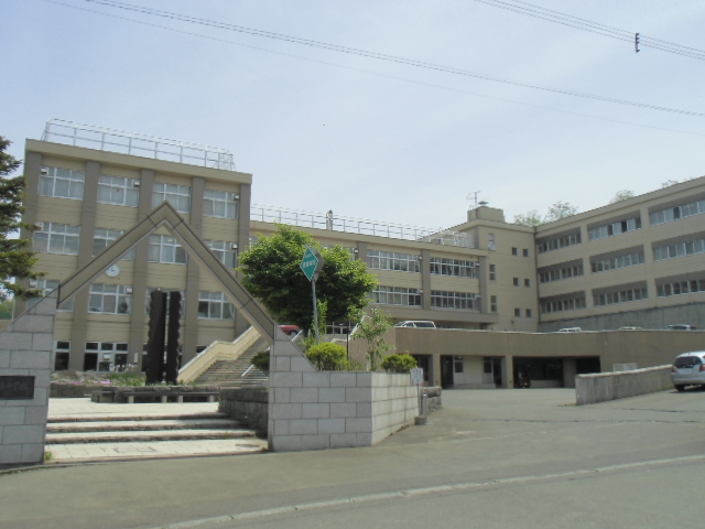 中学校　札幌市立稲穂中学校（中学校）まで1264m