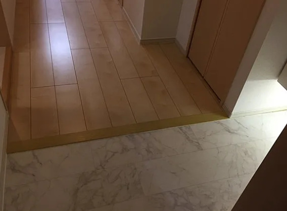 玄関　別部屋の画像を使用しております。