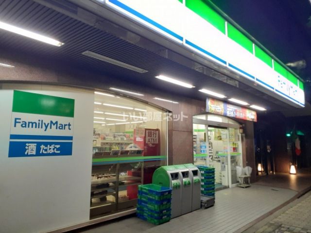 コンビニ　ファミリーマート ホテルマイステイズ御茶ノ水店（コンビニ）まで556m
