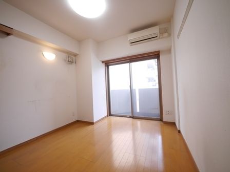 居室・リビング　★キッチン側から見た６帖の洋室です★