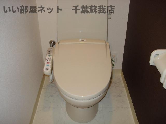 トイレ　落ち着いた色調のトイレです
