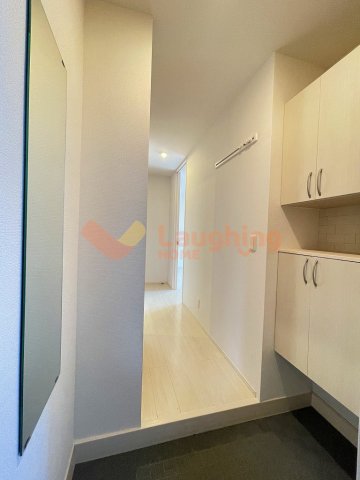 玄関　同建物の別のお部屋の写真です