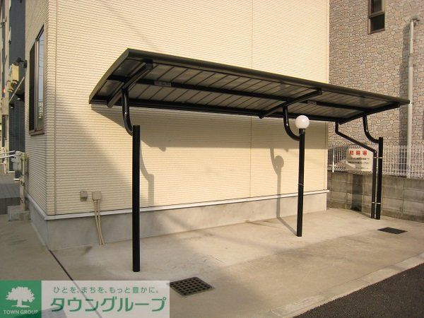 その他　屋根付き駐輪場が使えます。