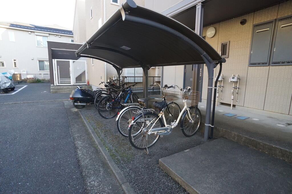 その他設備　屋根付きの自転車置き場があります