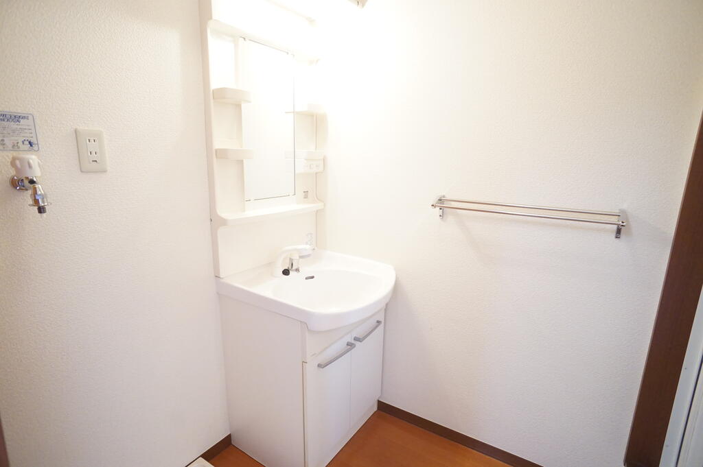 洗面設備　独立洗面化粧台。退去前につき前回募集時の写真です。現況優先
