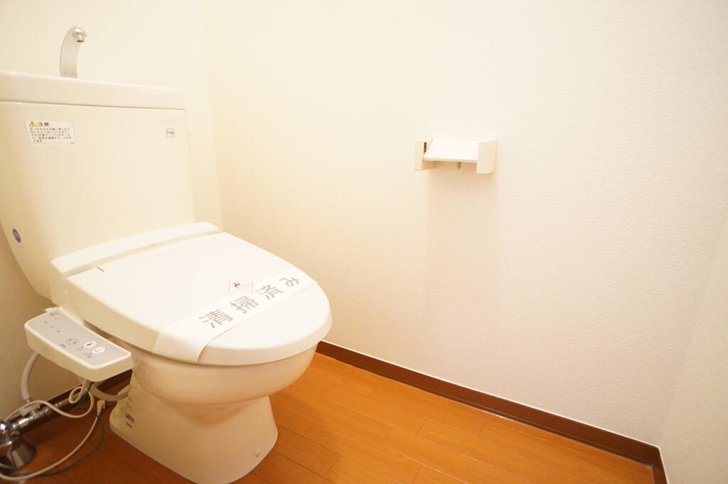 トイレ　温水洗浄便座付。退去前につき前回募集時の写真です。現況優先