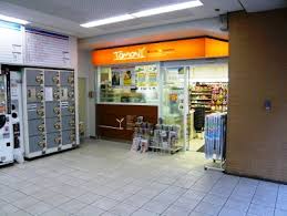 コンビニ　ファミリーマート トモニー西武新宿駅北口店（コンビニ）まで91m