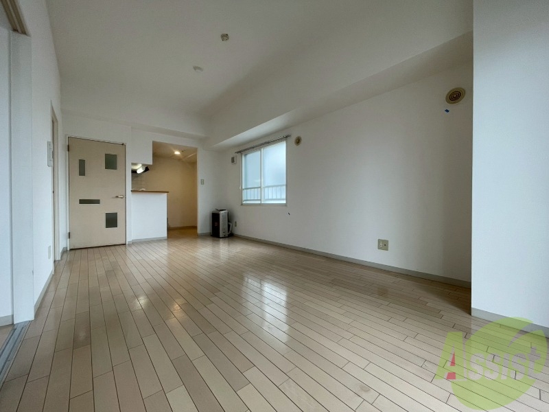 居室・リビング　木目のフローリングは落ち着きのある印象のお部屋になりますね。