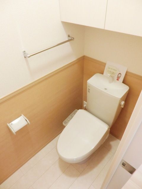 トイレ　温水洗浄便座付きのトイレです